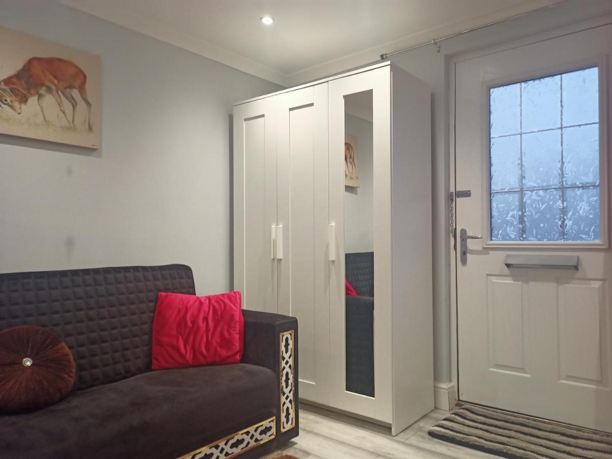Homey Studio In Newport Perfect For Couples & Travelers Esterno foto