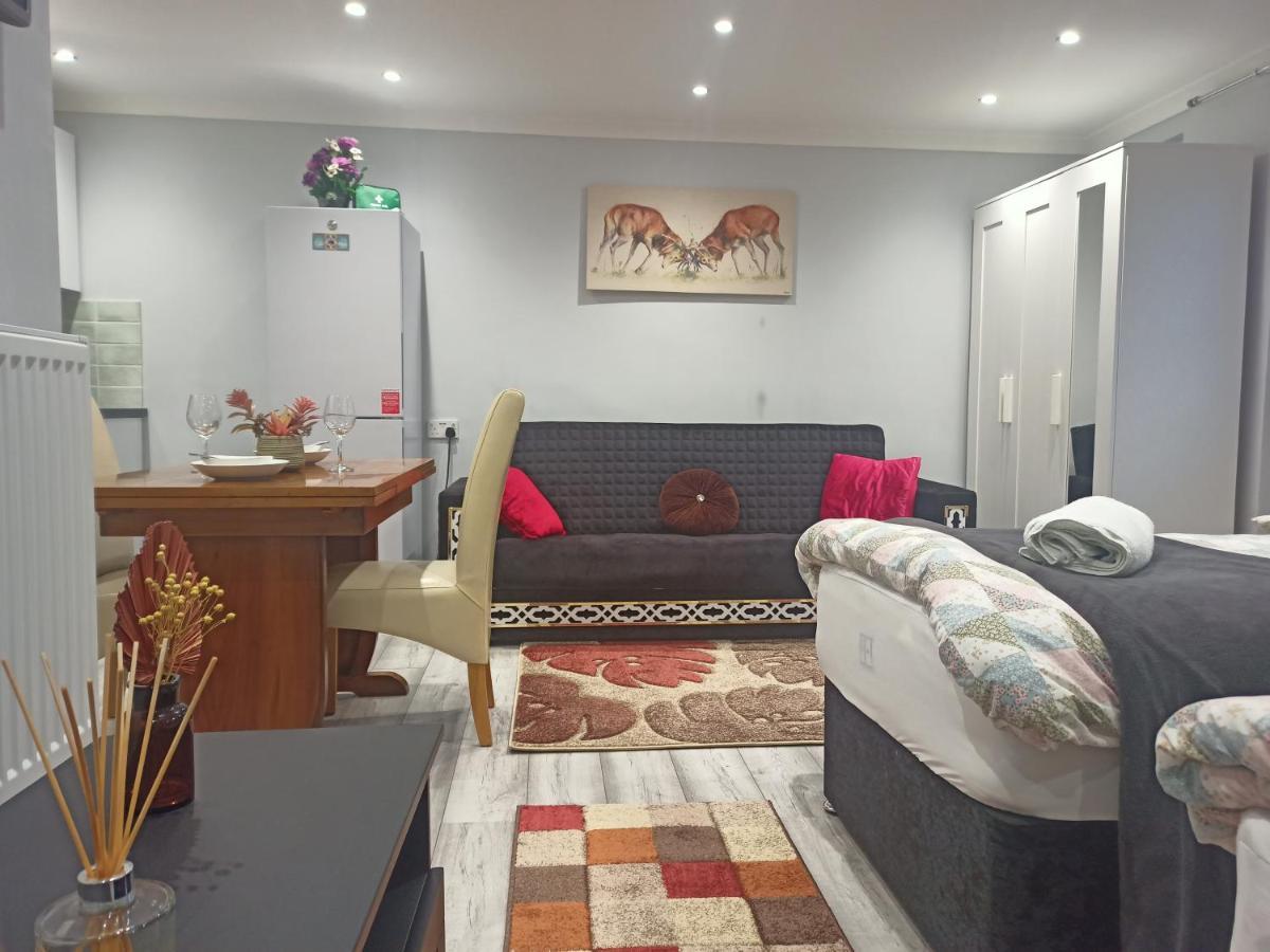 Homey Studio In Newport Perfect For Couples & Travelers Esterno foto