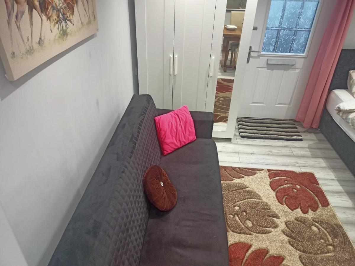 Homey Studio In Newport Perfect For Couples & Travelers Esterno foto