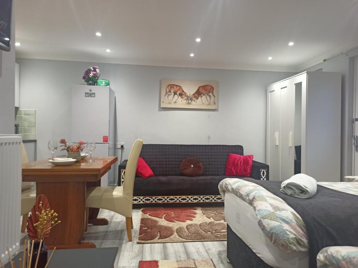 Homey Studio In Newport Perfect For Couples & Travelers Esterno foto