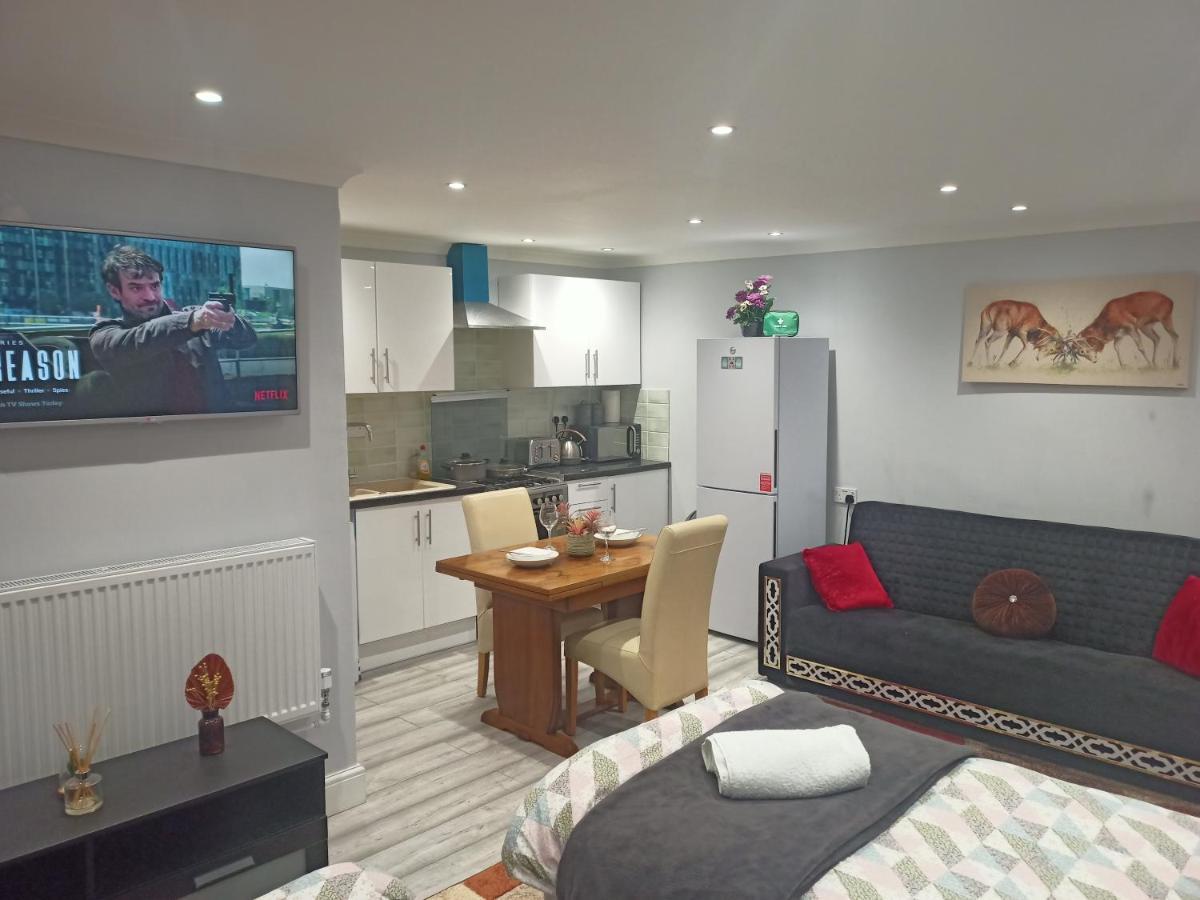 Homey Studio In Newport Perfect For Couples & Travelers Esterno foto