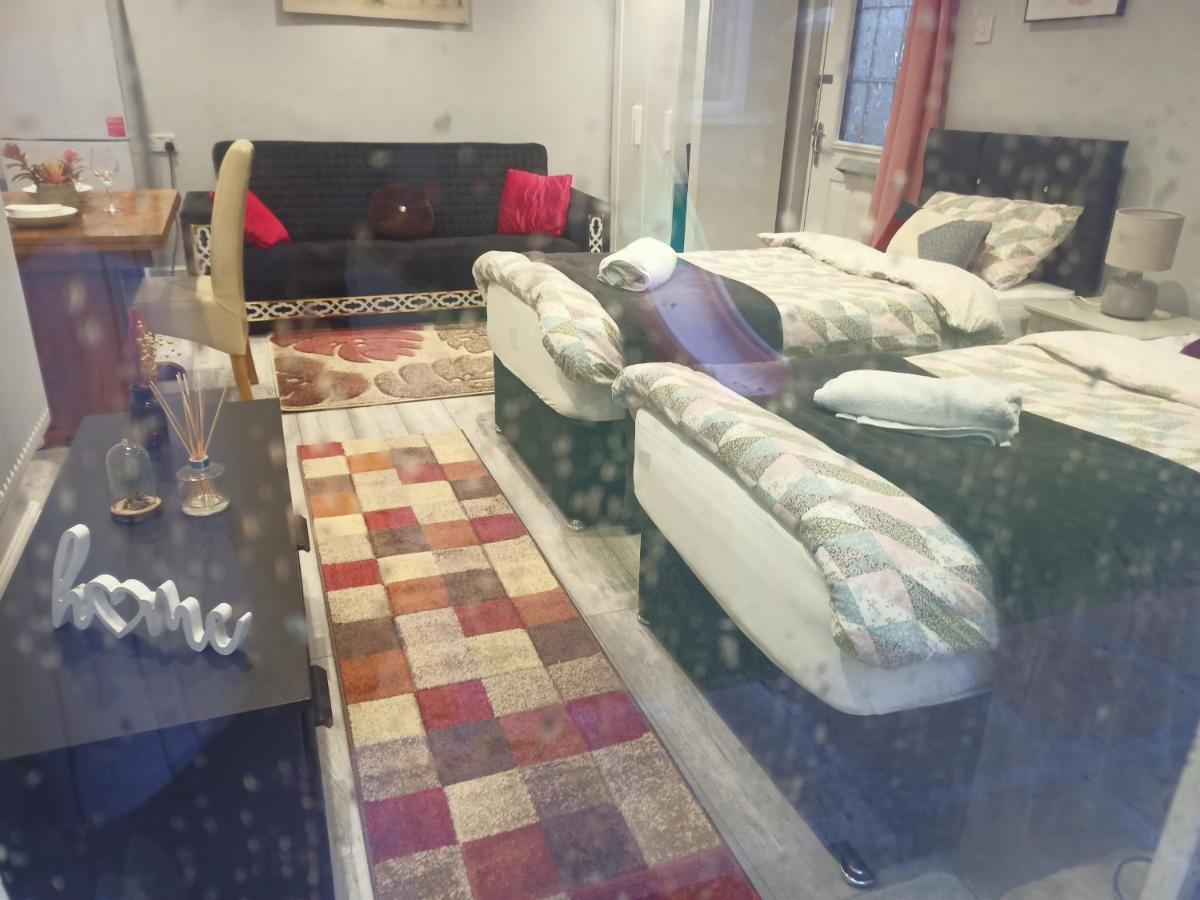 Homey Studio In Newport Perfect For Couples & Travelers Esterno foto